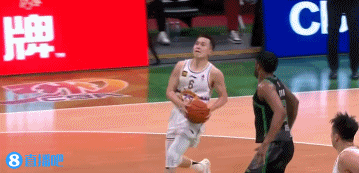 😃这外援真心不错！张帆反击试图上篮 辽宁帕顿直接钉板大帽！