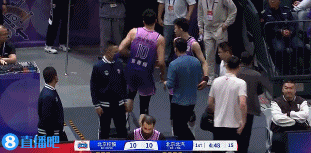 希望没事啊！邹雨宸出现崴脚 单腿跳着返回更衣室