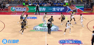 有点紧张？刘传兴跳球后跑错边😂 莫兰德顺下轻松上空篮！